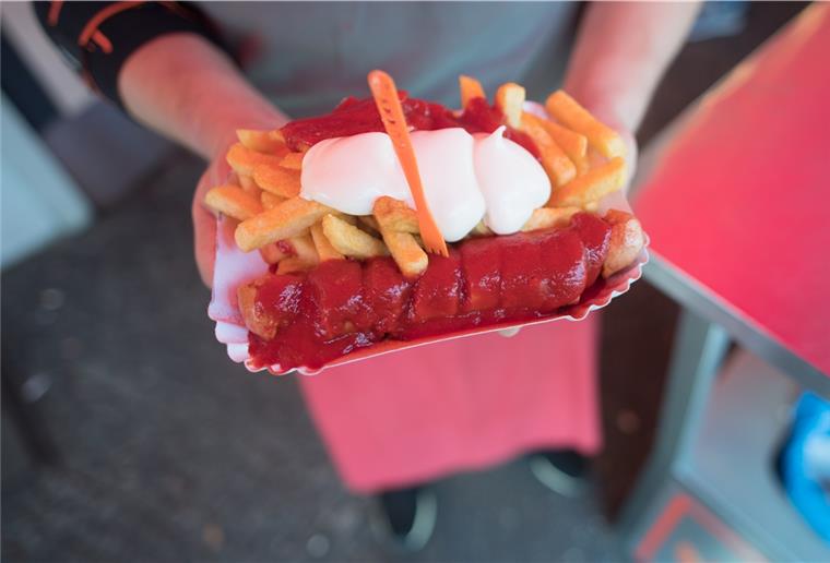 Weitere Lockerungen: Zwei Haushalte dürfen miteinander essen gehen Mit dem besten Freund / der besten Freundin mal wieder eine schöne Currywurst-Pommes essen gehen. Angehörige von zwei Haushalten sollen sich künftig treffen dürfen.
