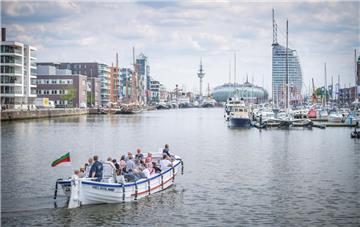 Mit dem Börteboot durchs Hafenbecken. Was für ein schöner Ausblick. Foto: Hartma...