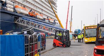 Ein Kreuzfahrtschiff liegt an der Kaje. 
