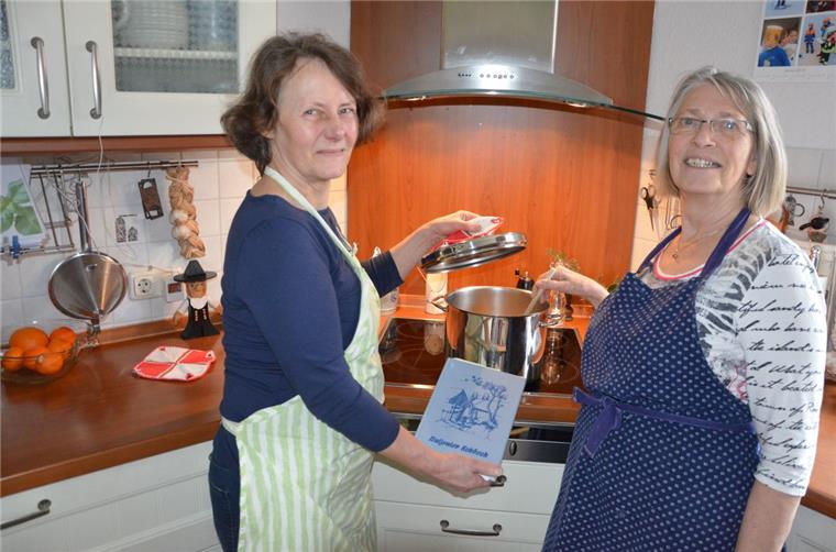 "Butjenter Kokbook" ist nicht nur in Butjadingen ein Verkaufsschlager Mit dem Butjenter Kokbook am Kochtopf in der Küche. Annemarie Cornelius (links) und Renate Knauel berichten über die 30-jährige Erfolgsgeschichte der Sammlung regionaler Rezepte.