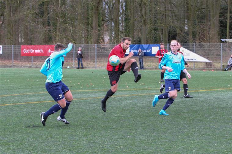 Mit dem Derby zwischen den "Blauen" der Leher TS und dem OSC Bremerhaven startet heute die Saison in der Bremen-Liga. Foto Ulrich