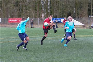 Mit dem Derby zwischen den "Blauen" der Leher TS und dem OSC Bremerhaven startet heute die Saison in der Bremen-Liga. Foto Ulrich