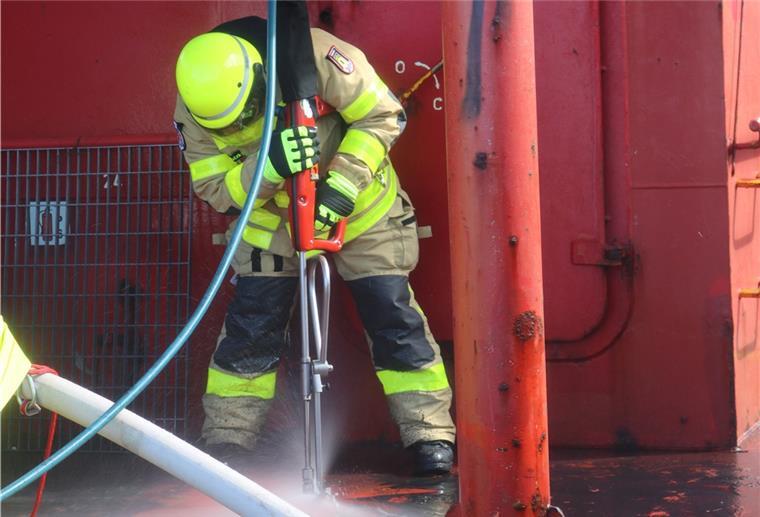 „Lascombes“: Feuer in Laderaum 3 noch immer nicht gelöscht Mit dem Einsatz von Speziallöschgerät gehen die Arbeiten weiter.