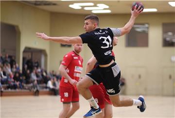Mit dem Elsflether TB darf Markus Zindler (am Ball) als Tabellenletzter den Klassenerhalt in der Oberliga feiern. Der Rückraumspieler wechselt zur neuen Spielzeit zum Ligakonkurrenten SG Vareler TB/TV Altjührden.
