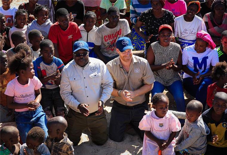 Wie einst Diana: Prinz Harry geht durch Minenfeld in Afrika Mit dem Engagement gegen Landminen tritt Harry in die Fußstapfen seiner Mutter.