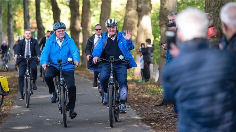 König Willem-Alexander heißt Steinmeier willkommen Mit dem Fahrrad macht Bundespräsident Frank-Walter Steinmeier bei seinem Besuch in Nordhorn einen Abstecher in die benachbarten Niederlande.