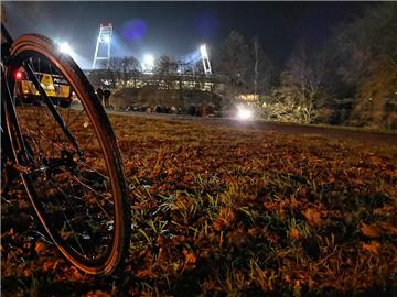 Fahrrad vor dem Stadion