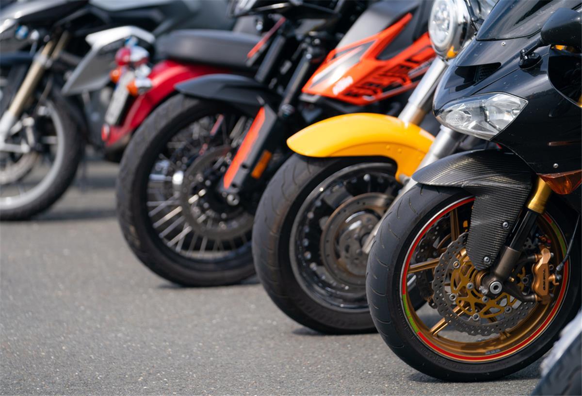 Mit dem Führerschein der Klasse B dürfen unter bestimmten Voraussetzungen auch Motorräder oder Roller bis 125 Kubikzentimeter gefahren werden.