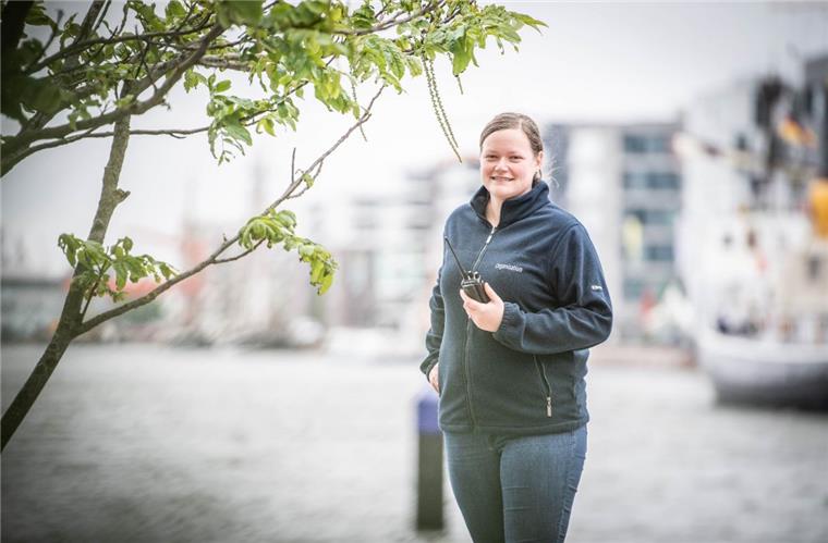 Bremerhaven: Die Frau, die für die Schiffe sorgt Mit dem Funkgerät in der Hand ist Katharina Loske zurzeit auf dem Festgelände am Neuen Hafen in Bremerhaven unterwegs. Sie ist Ansprechpartnerin für die einlaufenden Schiffe zum Seestadtfest.