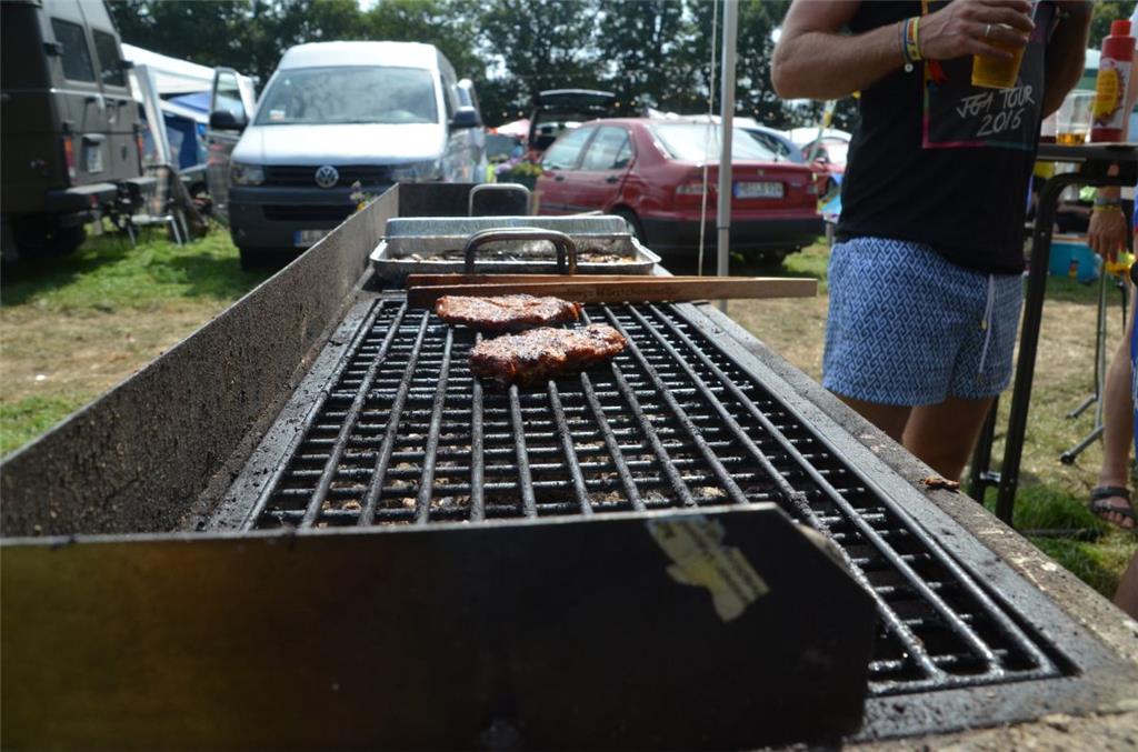 Mit dem Grill könnte eine ganze Fußballmannschaft versorgt werden. 