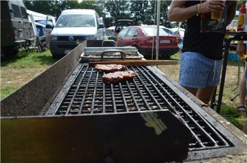 Mit dem Grill könnte eine ganze Fußballmannschaft versorgt werden. 