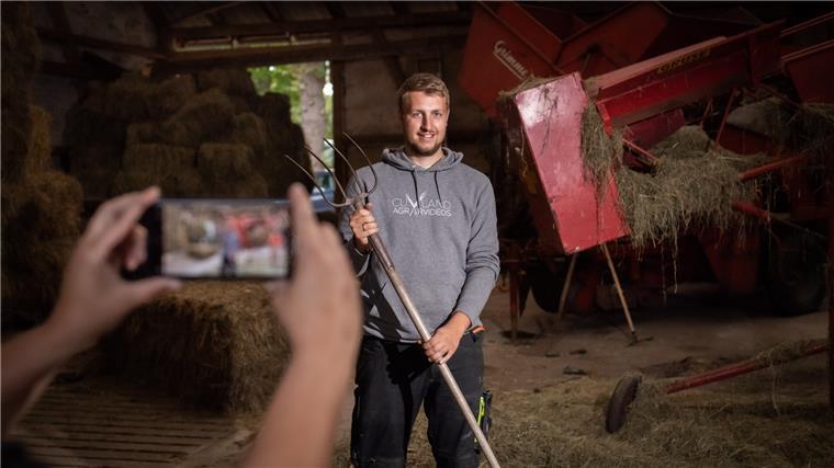 Landwirt aus dem Cuxland ist ein YouTube-Star Mit dem Handy oder der Gopro nimmt Lukas Döscher seine Abonnenten mit in den Arbeitsalltag.