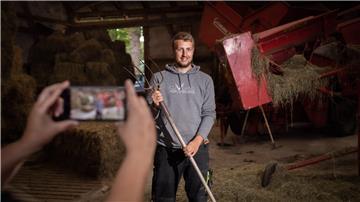 Mit dem Handy oder der Gopro nimmt Lukas Döscher seine Abonnenten mit in den Arbeitsalltag.