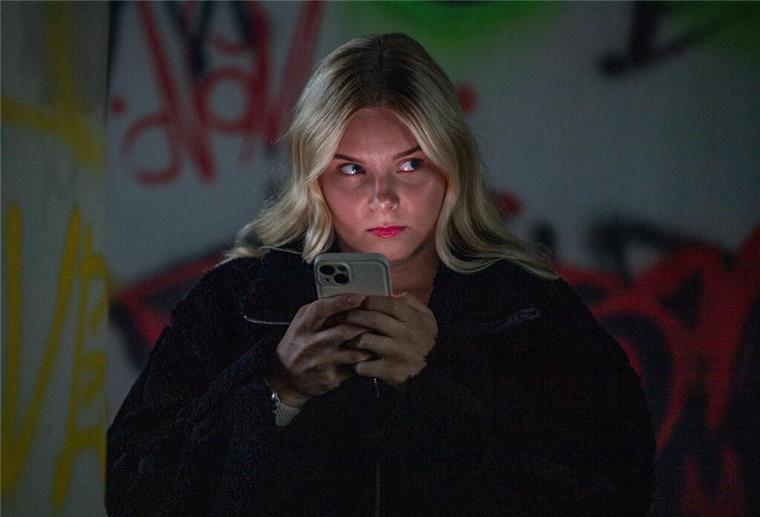 Frau mit Handy