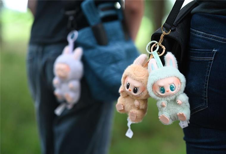 Mit dem Hype um die begehrten Labubu-Figuren, die weltweit an Taschen baumeln, wollen auch Betrüger Kasse machen.