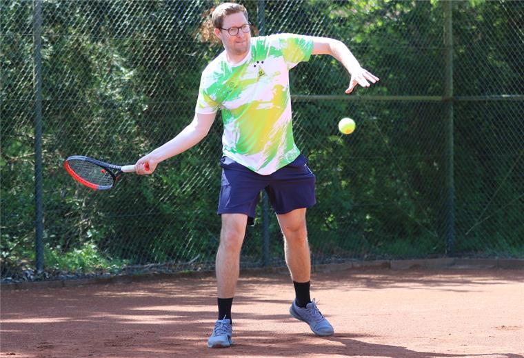 Tennis-Herrenmannschaften des SV Nordenham siegreich Mit dem im Einzel siegreichen Julian Lachnitt gewann die Herrenmannschaft des SV Nordenham beim Wilhelmshavener THC.