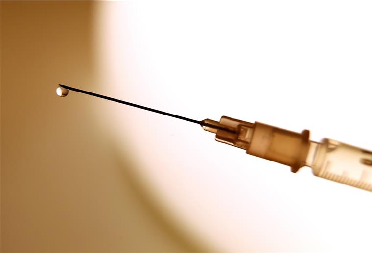 Stuhr: Dieser Arzt testet den Corona-Impfstoff in seiner Praxis Mit dem Impfstoff von Biontech und Pfizer werden in der Arztpraxis von Dr. Lars Pohlmeier in Stuhr-Brinkum derzeit rund 100 Probanden gegen das Corona-Virus geimpft.