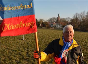 Mit dem Kluwstock zeigt der Bahnweiser den Werfenden an, wohin der Kloot fliegen soll. Rudi Milbrandt füllt diese verantwortungsvolle Position beim Landesverband nun bereits seit 17 Jahren aus.