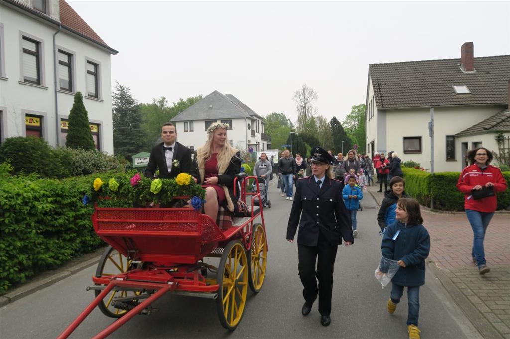 Mit dem Maikönigspaar Céline Bohlken und Robin Lotz einmal durch durch die Dorfs...