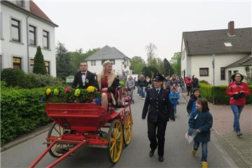Mit dem Maikönigspaar Céline Bohlken und Robin Lotz einmal durch durch die Dorfs...