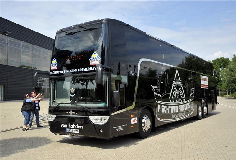 Vier Wochen Dauerstress für die Pinguins Mit dem Mannschaftsbus geht es für die Pinguins durch den Süden Deutschlands.