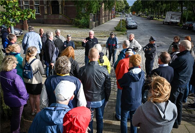 Frischer Wind für Debatte um Kaistraße Mit dem nötigen Abstand haben rund 40 Gäste die Stadtteilkonferenz unter freiem Himmel besucht. Das Thema: Wie es mit der Kaistraße weitergeht.