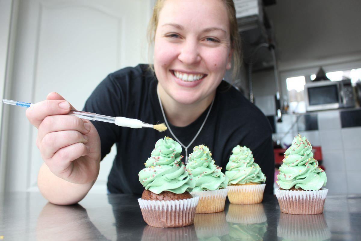 Mit dem Pinsel setzt Konditorin Katie ihren "Christbäumen" Blattgold als Baumspitze auf. Wer es weniger edel möchte, nimmt einfach eine Zuckerperle.