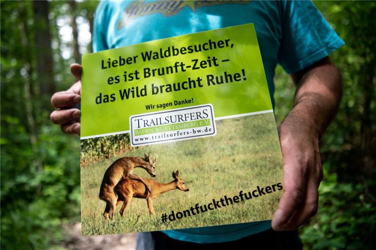 Dieses Sexplakat soll Mountainbiker auf richtigen Weg bringen Mit dem Schild zweier freiliebender Rehe will ein Verein Mountainbiker von Fahrten quer durch den Wald abhalten.
