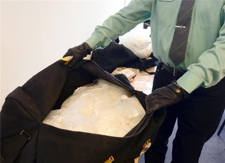Kokainschmuggel: Hafenarbeiter verliert Job und Freunde Dumm gelaufen: Mit dem Schmuggel von Kokain wollten sie das große Geld machen. Tatsächlich haben die Angeklagten nur das ruiniert, was sie sich mühsam aufgebaut hatten.