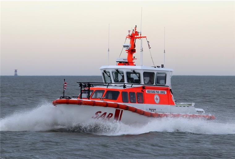 Seenotretter: Kitesurfer auf der Nordsee aus Lebensgefahr gerettet Mit dem Seenotrettungsboot WOLFGANG PAUL LORENZ der Deutschen Gesellschaft zur Rettung Schiffbrüchiger (DGzRS) konnten zwei Männer aus einer lebensgefährlichen Lage gerettet werden.