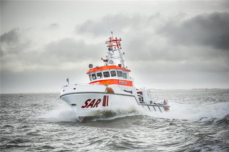 Seenotretter befreien Krabbenkutter vor Cuxhaven Ein Rettungsschiff fährt über die Nordsee.