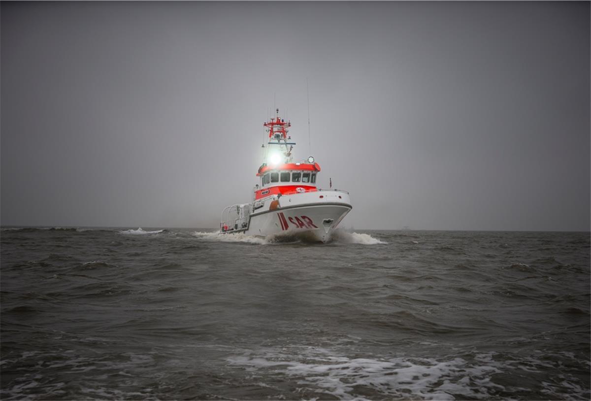 Mit dem Seenotrettungskreuzer ANNELIESE KRAMER/Station Cuxhaven sind die Seenotretter der Deutschen Gesellschaft zur Rettung Schiffbrüchiger (DGzRS) im Einsatz für eine schwer erkrankte Frau gewesen.