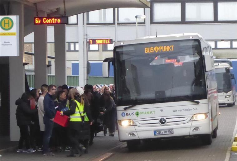 „Iona“-Passagiere stürmen die Bremerhavener City Mit dem Shuttle-Bus geht es vom Columbus Cruise Center aus in die Bremerhavener Innenstadt.