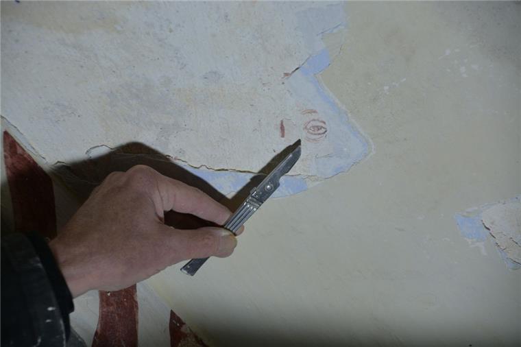 Malereien aus dem Mittelalter in Ringstedt entdeckt Mit dem Skalpell wird Schicht um Schicht alter Farbe und alten Putzes abgetragen und so die Fragmente der Malereien in Ringstedt freigelegt.