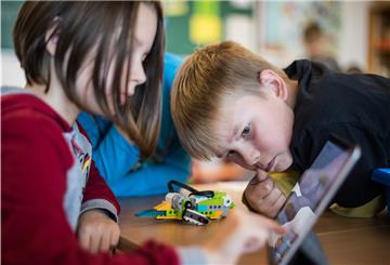 Mit dem sogenannten Digitalpakt wollen Bund und Länder die Digitalisierung an den allgemeinbildenden Schulen vorantreiben. Auch die Grundschule Butjadingen bekommt Geld.
