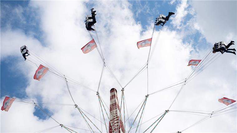 Mit dem über 80 Meter hohen Kettenflieger und einer Schiffschaukel sind nach Angaben der Stadt in diesem Jahr Geschäfte dabei, die nicht jährlich auf dem Oldenburger Kramermarkt zu finden sind.