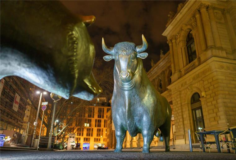 Stabile Konjunktur: DAX erreicht historischen Höchststand Mit dem Überschreiten der Punkte-Marke hat der DAX einen historischen Höchststand erreicht. Analysten werten dies als Zeichen für eine stabile Konjunktur.
