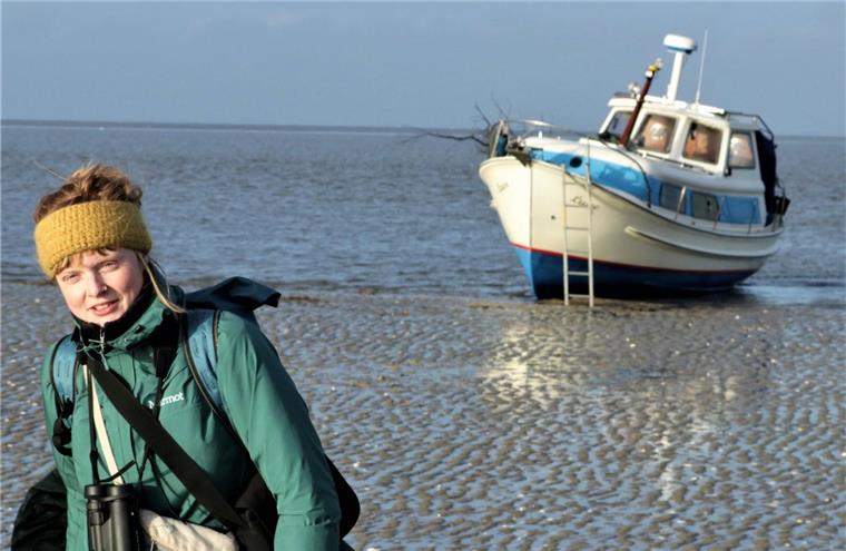 Ganz allein auf Trischen: Diese Wremerin ist Vogelschutzwartin Mit dem Versorgungsschiff "Luise" ist die neue Vogelschutzwartin Anne de Walmont auf der streng geschützten Wattenmeer-Insel Trischen angekommen. Sieben Monate lang wird sie hier arbeiten und leben.