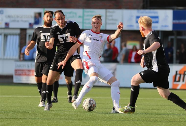 Der SV Brake setzt auf den Flutlicht-Effekt am Freitagabend Mit dem vom OSC Bremerhaven zurückgekehrten Jan-Niklas Wiese (weißes Trikot) wollen die Braker am Freitag zum ersten Mal in dieser Saison in der Bezirksliga punkten.