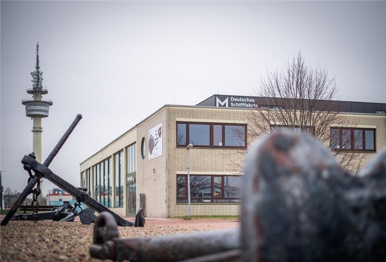 Bremerhaven: Gehen „Najade“-Millionen in den DSM-Scharoun-Bau? Mit dem Vorschlag aus dem Bundesministerium für Bildung und Forschung, auf den Bau der „Najade“ zu verzichten und das Geld in die Sanierung des Scharoun-Baus zu stecken, wird die Debatte um die Sinnhaftigkeit des Museumsschiffs beflügelt.