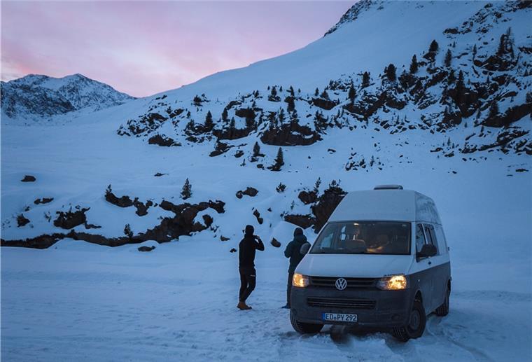 Wintercampen: Frostiges Nachtvergnügen Mit dem Wohnmobil in verschneiter Winterlandschaft stehen – das ist gemütlich, wenn es drinnen warm ist.