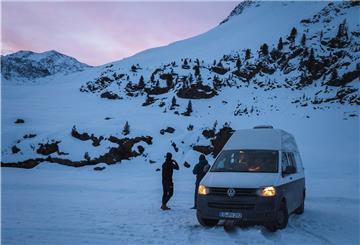 Mit dem Wohnmobil in verschneiter Winterlandschaft stehen – das ist gemütlich, wenn es drinnen warm ist. 