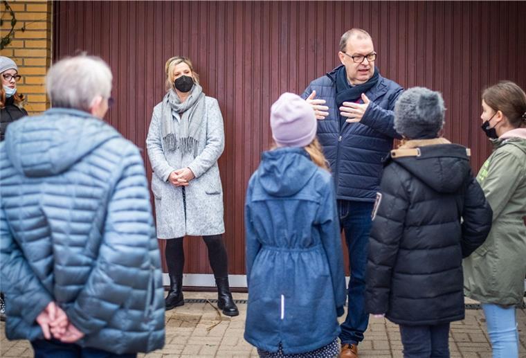In Neuenwalde wollen die Kinder in der Politik mitmachen Mit demokratischer Meinungsbildung und Verwaltungsaufgaben kennt sich Gesstlands Bürgermeister Thorsten Krüger (Mitte) aus, darüber sprach er mit den Jungen und Mädchen aus Neuenwalde, die im geplanten Kinderortsrat mitwirken möchten.