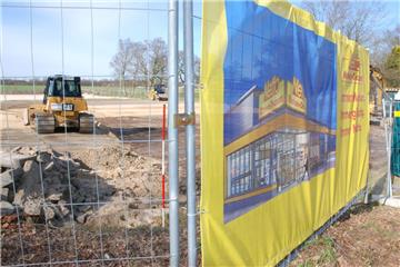 Mit den Erdarbeiten haben sie schon losgelegt: Mitte August soll der neue Netto-Markt in Wehdel eröffnet werden.