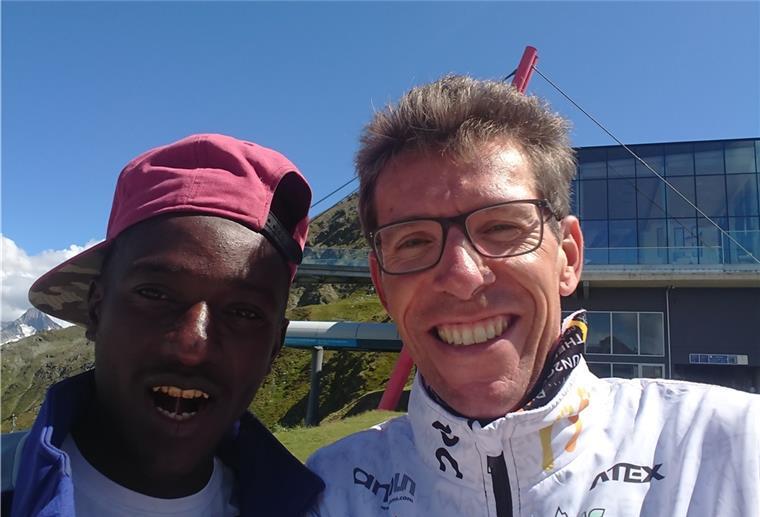 Jörg Brunkhorst trainiert mit Profiläufern aus Kenia Mit den Kenianern hatte der Nordenhamer Läufer und Trainer Jörg Brunkhorst (rechts) viel Spaß.