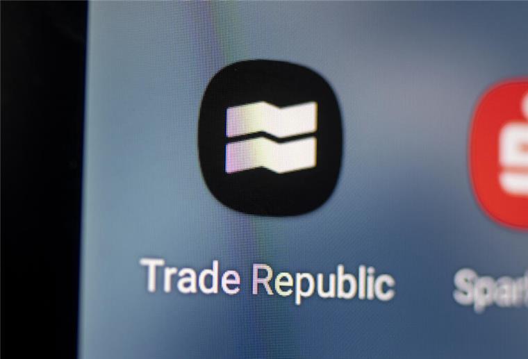 So sparen Eltern jetzt clever für ihre Kinder – mit Extra-Vorteil! uf dem Bildschirm eines Smartphones sieht man das Logo der App Trade Republic. Mit den neuen Kinderdepots von Trade Republic können Eltern für ihre Kinder in Aktien und ETFs sparen. Bei drei Fonds entfällt sogar die Verwaltungsgebühr – bis zum 18. Lebensjahr.