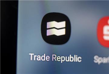uf dem Bildschirm eines Smartphones sieht man das Logo der App Trade Republic. Mit den neuen Kinderdepots von Trade Republic können Eltern für ihre Kinder in Aktien und ETFs sparen. Bei drei Fonds entfällt sogar die Verwaltungsgebühr – bis zum 18. Lebensjahr.