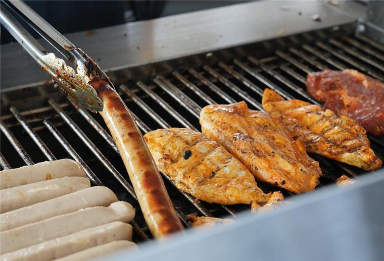 Regeln fürs Balkon-Grillen: So vermeiden Mieter Ärger Auf einem Grill liegen mehrere Sorten von Fleisch.