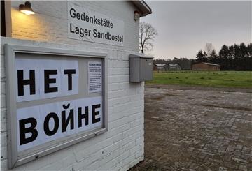 Mit den Worten „Keinen Krieg“ auf Kyrillisch bezog die Gedenkstätte Lager Sandbostel schon im Februar öffentlich Stellung. Nun beteiligt sie sich an einem bundesweiten Hilfsnetzwerk, um einstige NS-Verfolgte in der Ukraine unbürokratisch zu unterstützen.