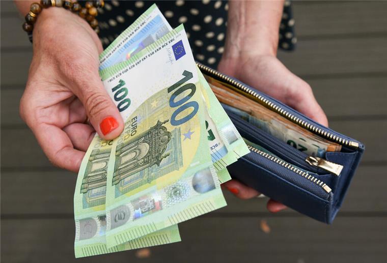 Merz-Regierung plant 2000 Euro steuerfrei für Rentner: Hundertausende sollen profitieren Eine Frau hält drei Hundert-Euro-Scheine in der Hand. Rentner sollen sich bald 2000 Euro steuerfrei